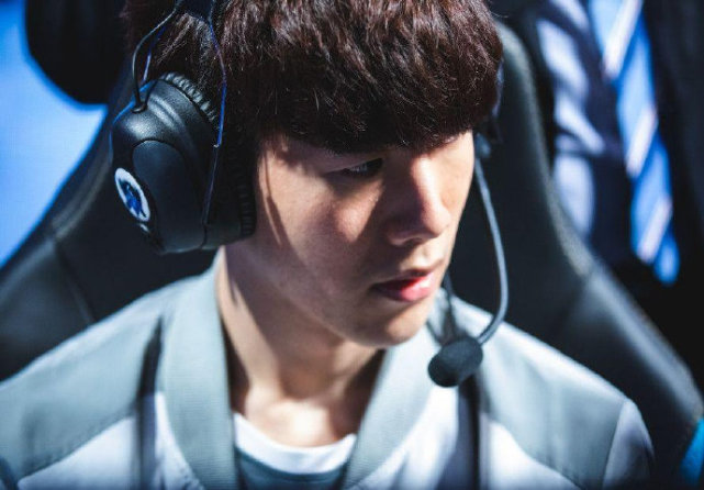 他通过手机 他通过手机